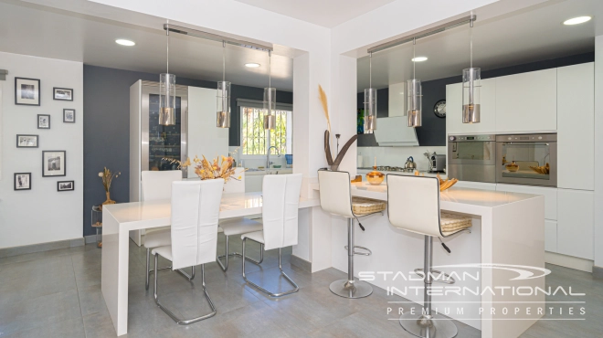 Charmante Villa met Bergzicht op een Centrale Locatie