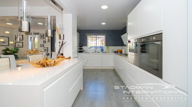 Charmante Villa met Bergzicht op een Centrale Locatie