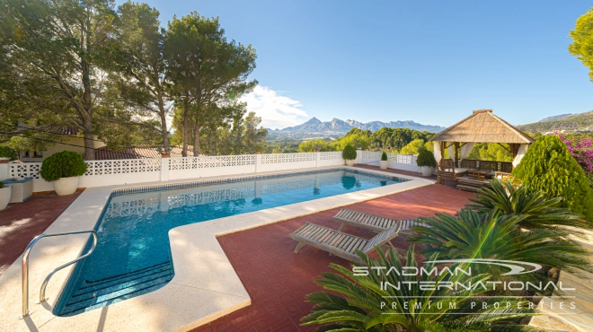 Charmante Villa met Bergzicht op een Centrale Locatie