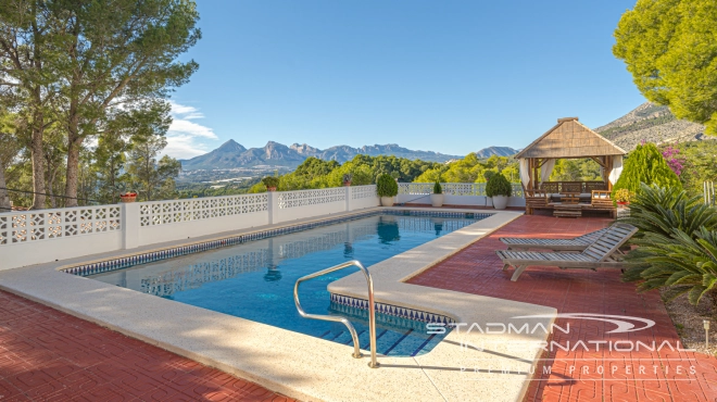 Charmante Villa met Bergzicht op een Centrale Locatie