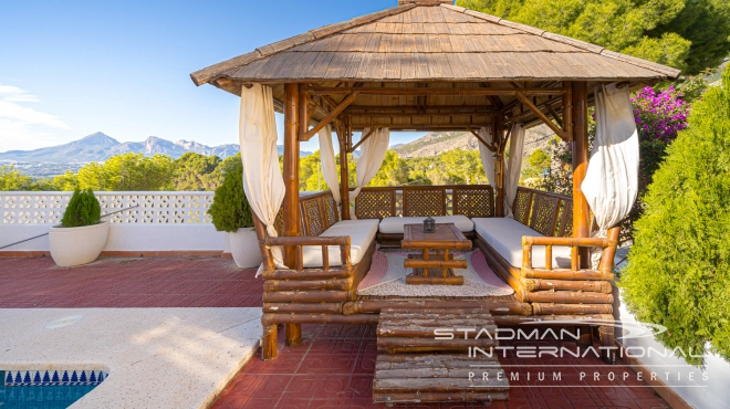 Charmante Villa met Bergzicht op een Centrale Locatie