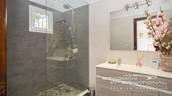 Charmante Villa met Bergzicht op een Centrale Locatie