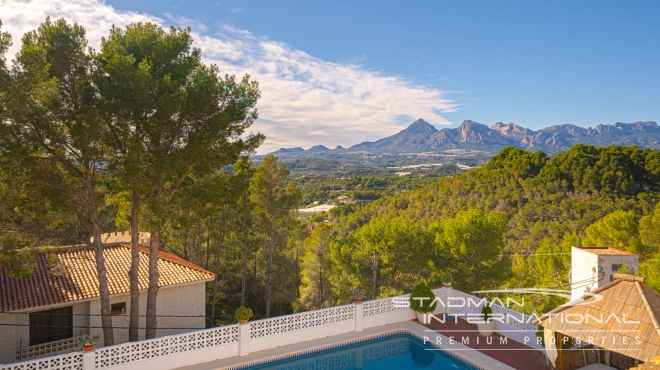 Charmante Villa met Bergzicht op een Centrale Locatie