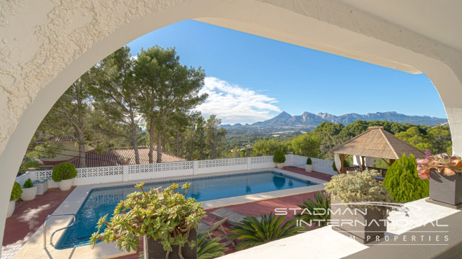 Charming Villa with Mountain Views in a Prime Location