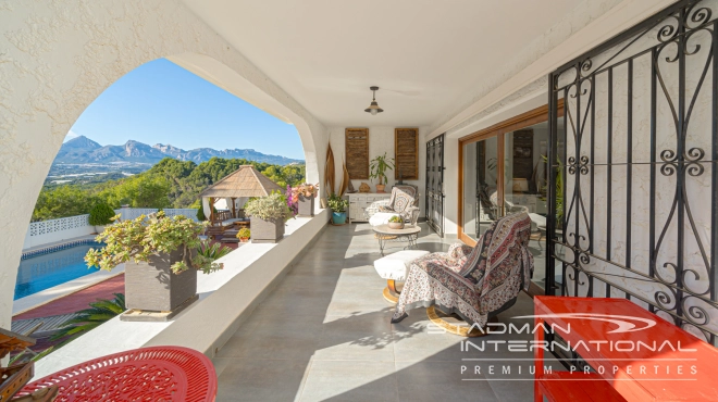 Charmante Villa met Bergzicht op een Centrale Locatie