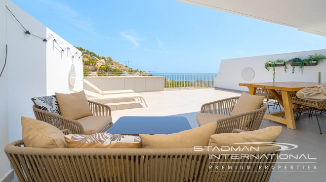 Apartamento Moderno con Vistas al Mar y Amplia Terraza