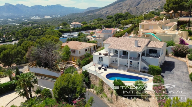 Amplia Villa con Preciosas Vistas al Mar en la Sierra de Altea