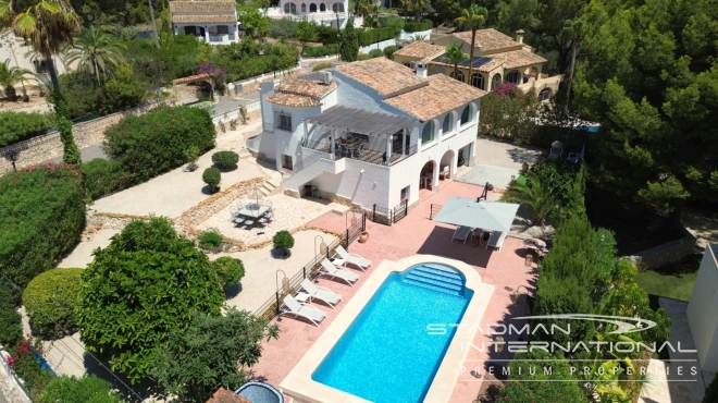Villa Renovada con Apartamento de Invitados Cerca de la Playa