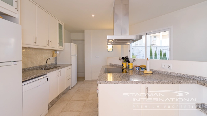 Amplia Villa Familiar con Apartamento y Hermosas Vistas al Mar