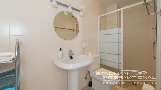 Amplia Villa Familiar con Apartamento y Hermosas Vistas al Mar