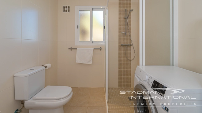 Amplia Villa Familiar con Apartamento y Hermosas Vistas al Mar