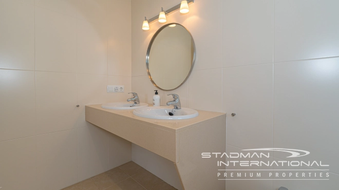 Amplia Villa Familiar con Apartamento y Hermosas Vistas al Mar