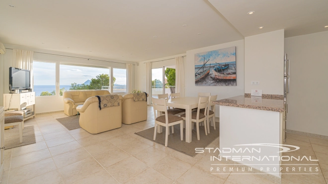 Amplia Villa Familiar con Apartamento y Hermosas Vistas al Mar