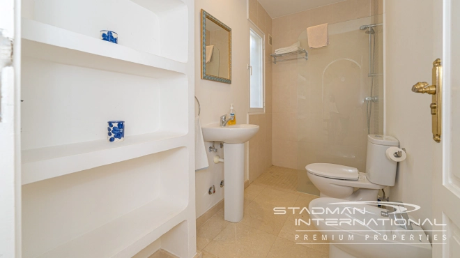 Amplia Villa Familiar con Apartamento y Hermosas Vistas al Mar