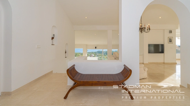 Amplia Villa Familiar con Apartamento y Hermosas Vistas al Mar