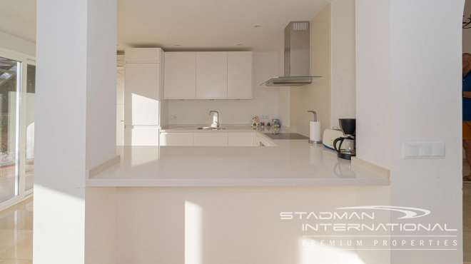 Amplia Villa Familiar con Apartamento y Hermosas Vistas al Mar