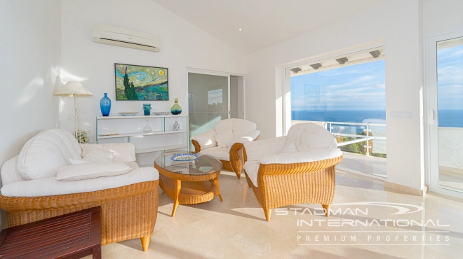 Amplia Villa Familiar con Apartamento y Hermosas Vistas al Mar