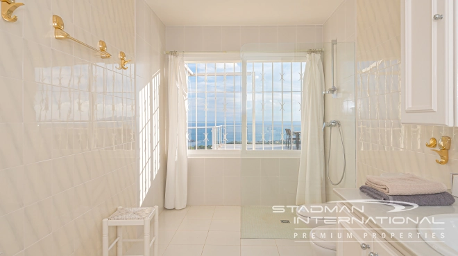 Amplia Villa Familiar con Apartamento y Hermosas Vistas al Mar