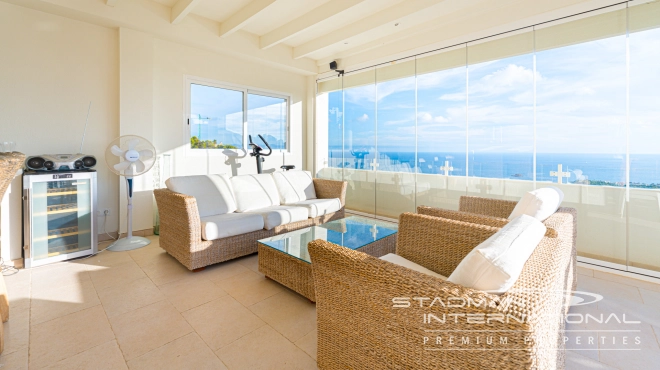 Amplia Villa Familiar con Apartamento y Hermosas Vistas al Mar