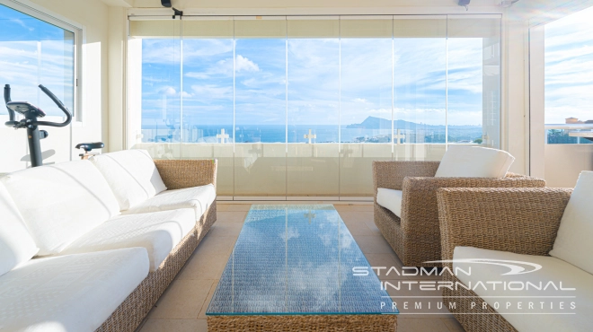 Amplia Villa Familiar con Apartamento y Hermosas Vistas al Mar