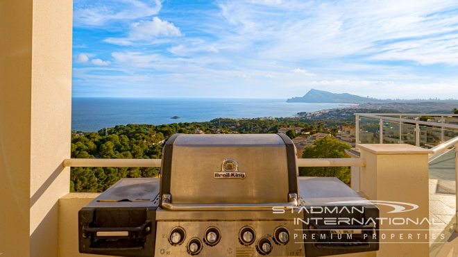 Amplia Villa Familiar con Apartamento y Hermosas Vistas al Mar