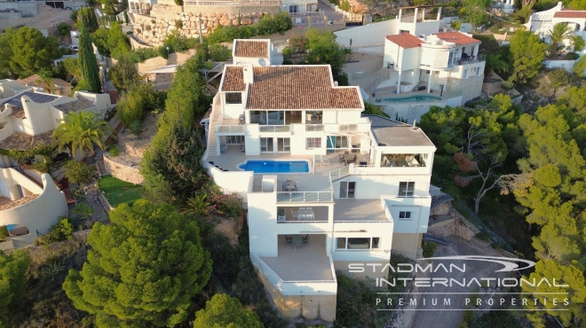 Amplia Villa Familiar con Apartamento y Hermosas Vistas al Mar