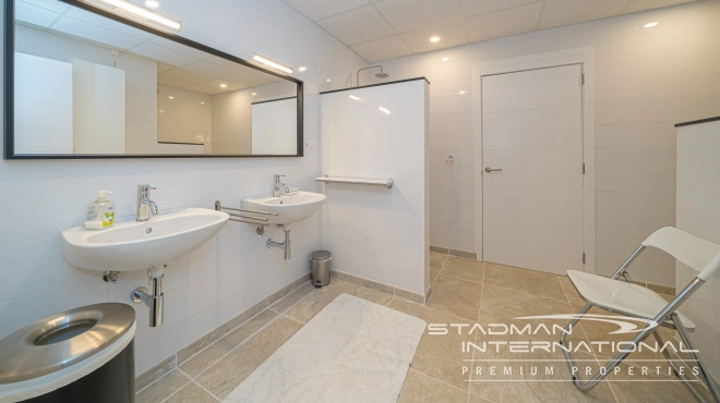 Villa en una Sola Planta con Vistas al Mar, amplio Garaje y Semisótano