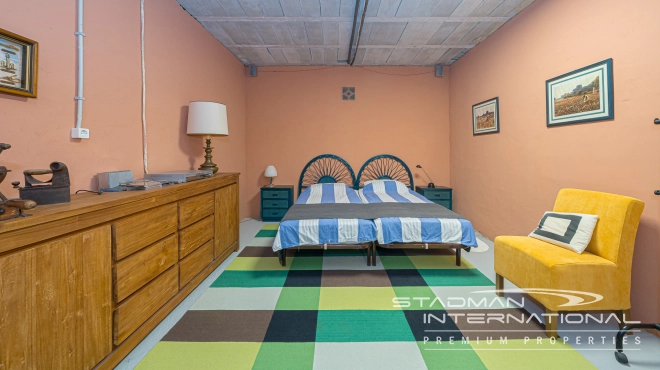 Villa en una Sola Planta con Vistas al Mar, amplio Garaje y Semisótano