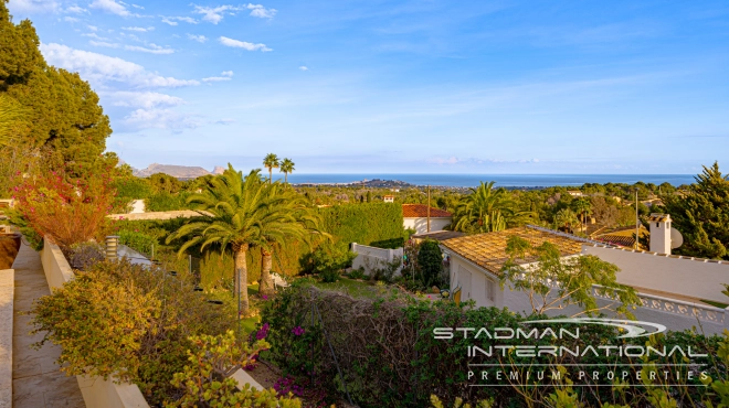 Villa en una Sola Planta con Vistas al Mar, amplio Garaje y Semisótano