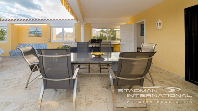 Villa en una Sola Planta con Vistas al Mar, amplio Garaje y Semisótano