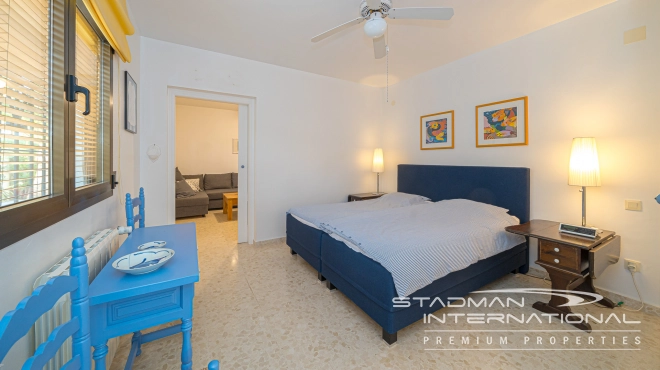 Villa en una Sola Planta con Vistas al Mar, amplio Garaje y Semisótano