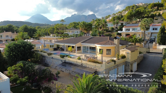 Villa en una Sola Planta con Vistas al Mar, amplio Garaje y Semisótano