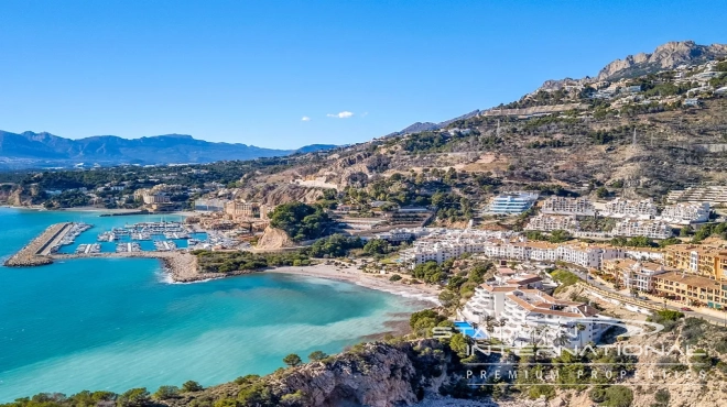 Apartamento con Vistas al Mar y Amplia Terraza junto a la Playa