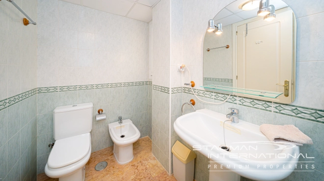 Appartement aan het Strand met Groot Terras en Zeezicht