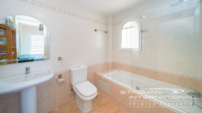 Appartement aan het Strand met Groot Terras en Zeezicht