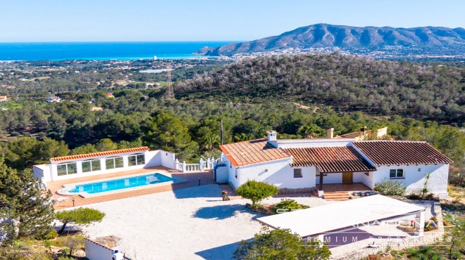 Villa Entièrement Rénovée avec Superbe Vue sur la Mer