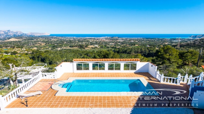 Villa Entièrement Rénovée avec Superbe Vue sur la Mer