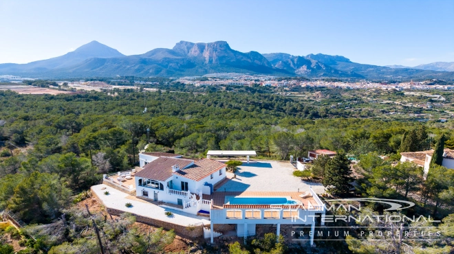 Villa Entièrement Rénovée avec Superbe Vue sur la Mer