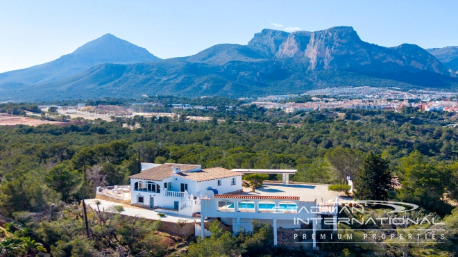 Villa Entièrement Rénovée avec Superbe Vue sur la Mer