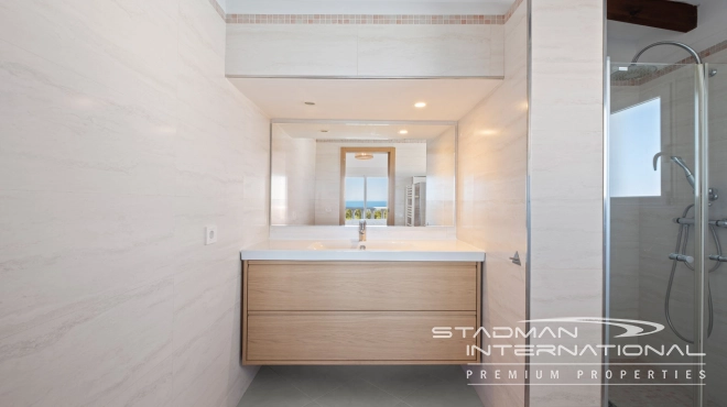 Villa Entièrement Rénovée avec Superbe Vue sur la Mer