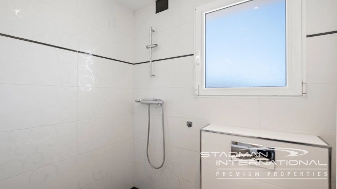 Villa Entièrement Rénovée avec Superbe Vue sur la Mer