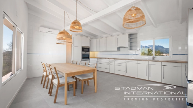 Villa Entièrement Rénovée avec Superbe Vue sur la Mer