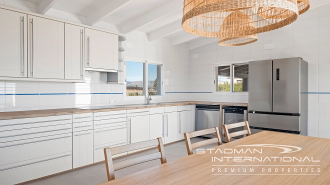 Villa Entièrement Rénovée avec Superbe Vue sur la Mer