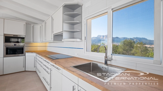 Villa Entièrement Rénovée avec Superbe Vue sur la Mer