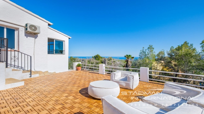 Villa Entièrement Rénovée avec Superbe Vue sur la Mer