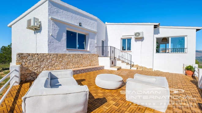 Villa Entièrement Rénovée avec Superbe Vue sur la Mer