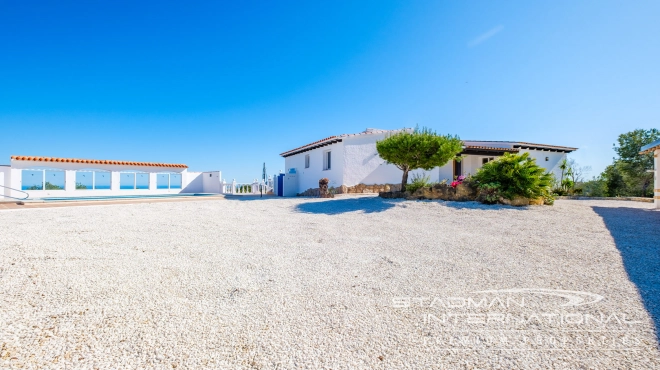 Villa Entièrement Rénovée avec Superbe Vue sur la Mer