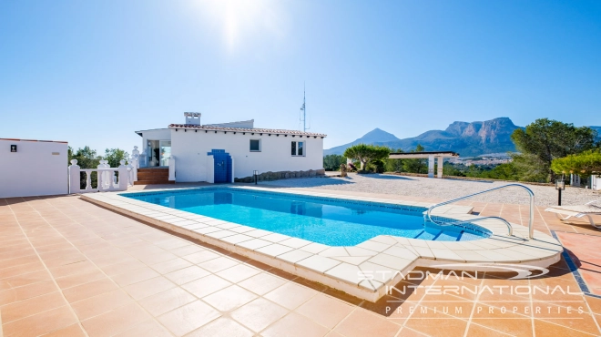 Villa Entièrement Rénovée avec Superbe Vue sur la Mer