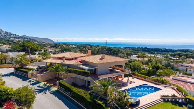 Großzügiges Familienhaus mit Meerblick in Toplage