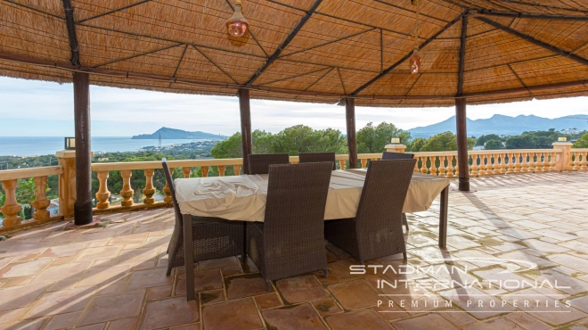 Elegante Mediterrane Villa met Panoramisch Zeezicht in Altea